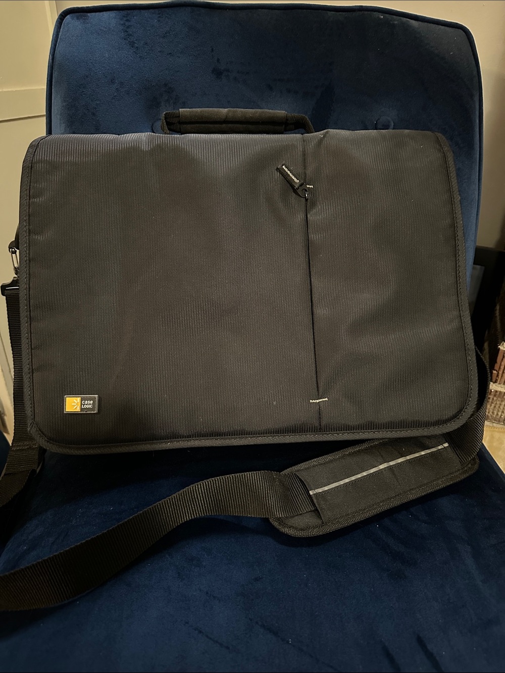 Case Logic Black Laptop Messenger Bag - Professional Laptop Briefcase